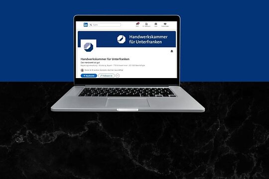 Laptop mit der LinkedIn-Seite der Handwerkskammer für Unterfranken Man sieht einen Laptop. Auf dem Bildschirm sieht man die LinkedIn-Seite der Handwerkskammer für Unterfranken