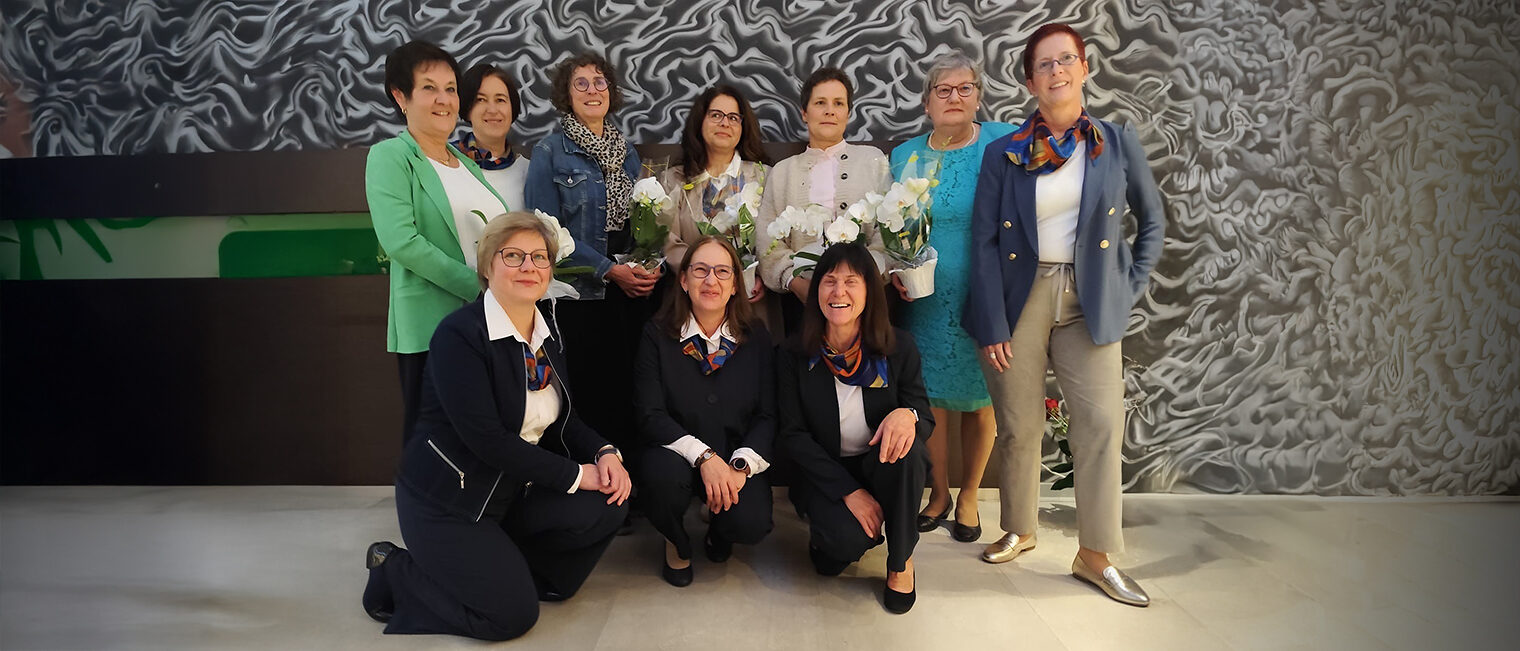 Gruppenbild mit zehn Frauen des Vereins UnternehmerFrauen im Handwerk Schweinfurt/Unterfranken e.V.