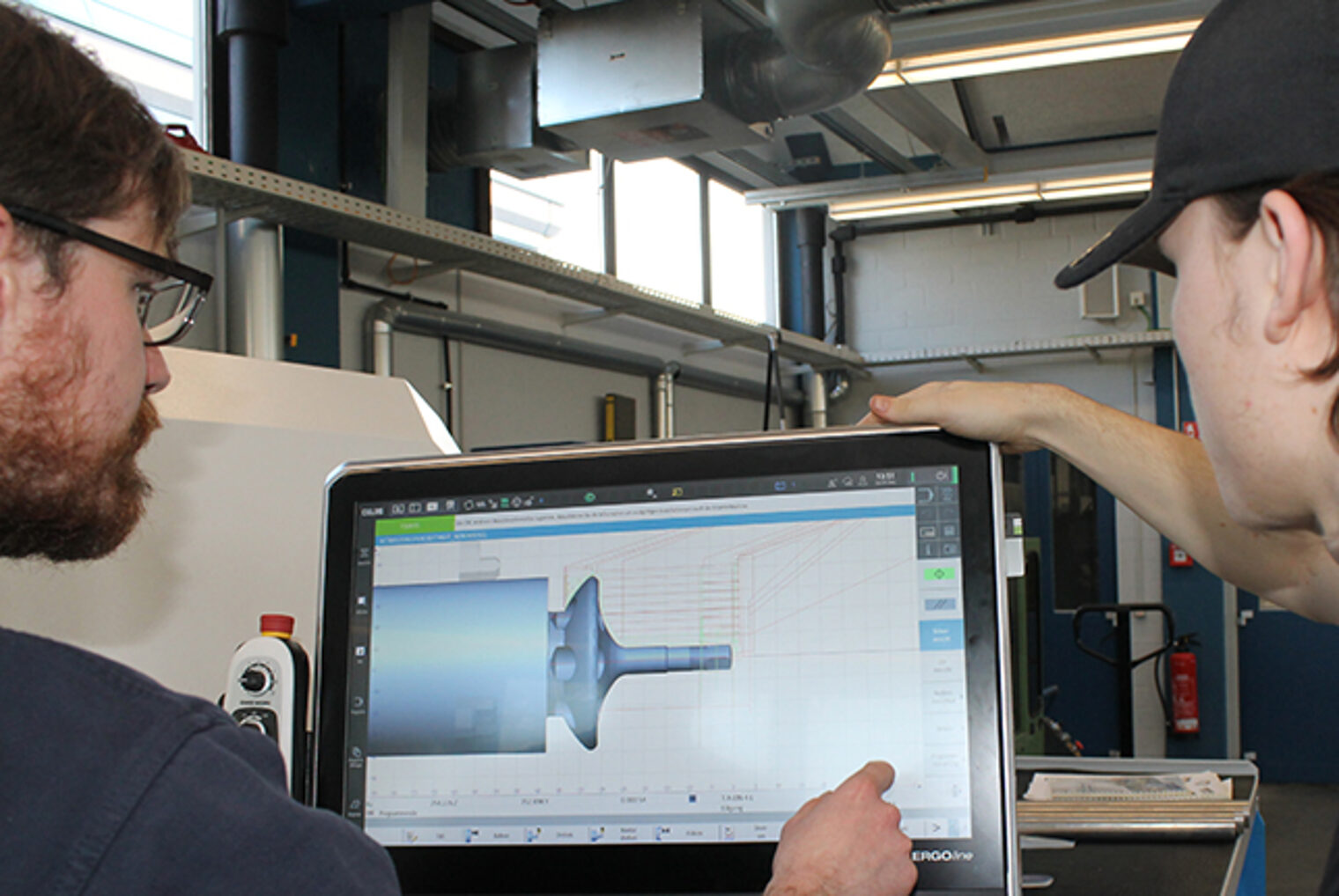 Dozent betreut Schüler beim Einstellen einer Drehmaschine im Meisterkurs Feinwerkmechanik im Bildungszentrum Aschaffenburg