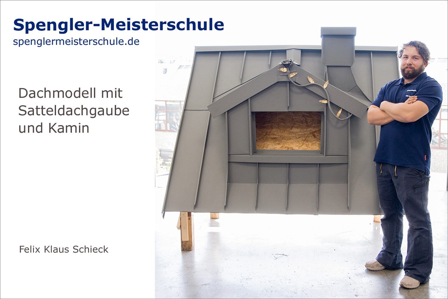 Portrait Felix Klaus Schieck mit seinem Spengler-Meisterstück