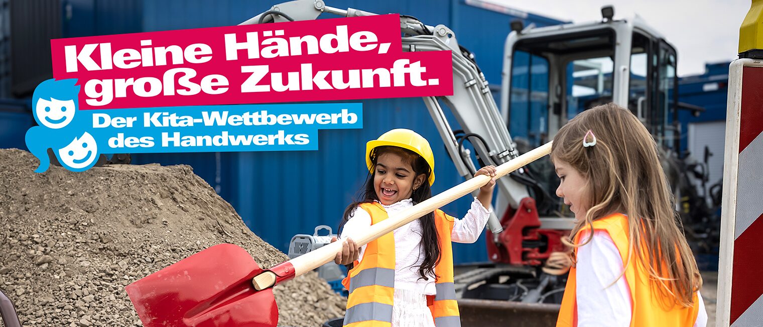 Pressefoto des Wettbewerbs_zwei Kinder mit Sicherheitswesten schaufeln lachend Kies in eine Schubkarre, dazu das Logo des Wettbewerbs