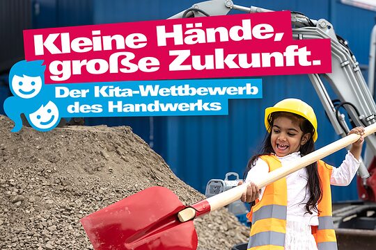 Pressefoto des Wettbewerbs_zwei Kinder mit Sicherheitswesten schaufeln lachend Kies in eine Schubkarre, dazu das Logo des Wettbewerbs