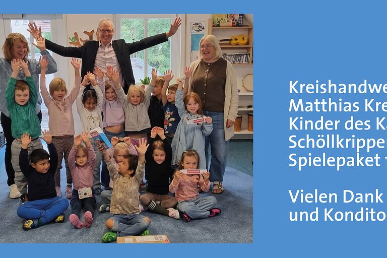 Gruppenbild mit Kindergartenkindern und Erwachsenen, alle jubeln, daneben Text mit Name der KITA und Danke an die Bäckerei.