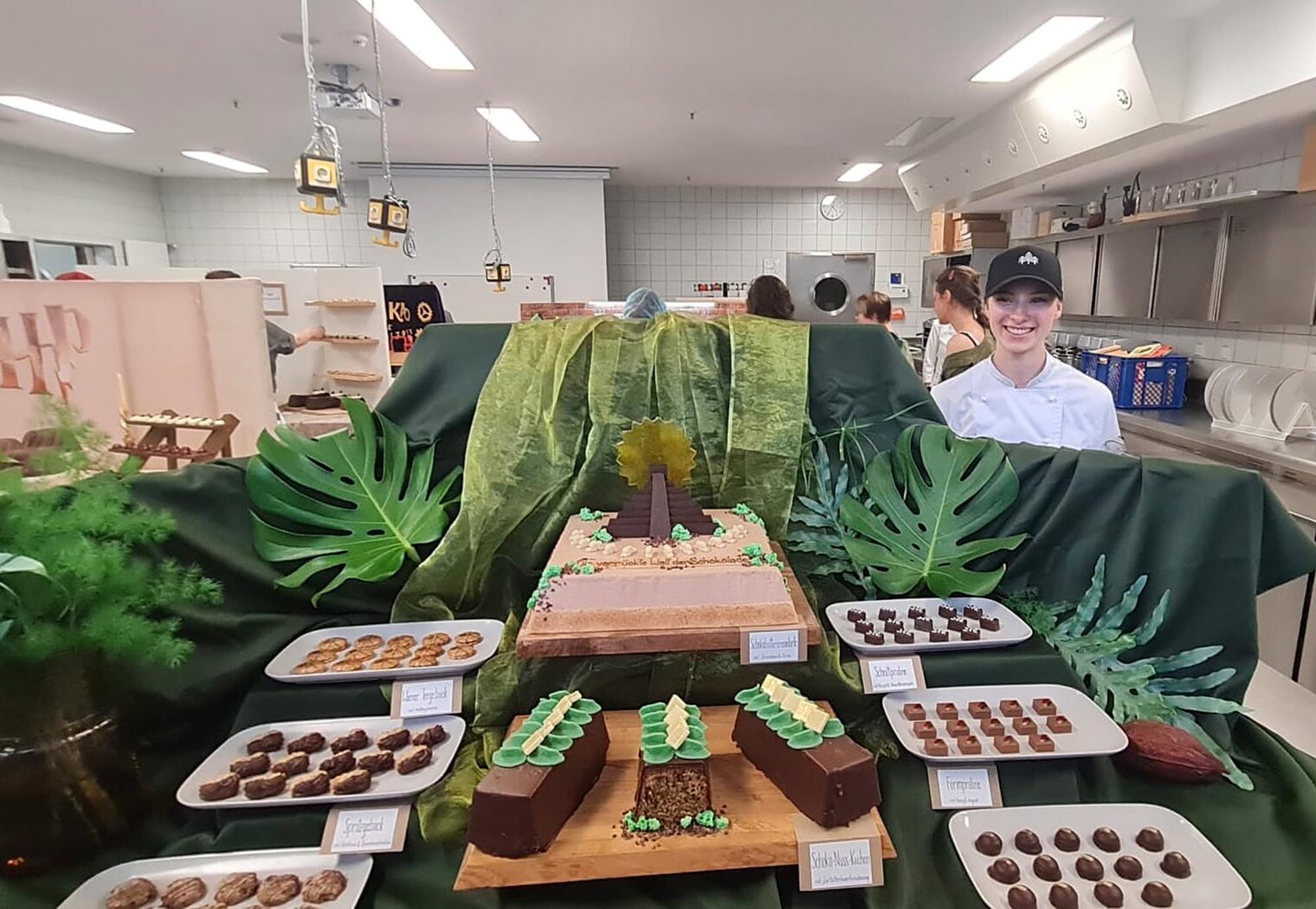 Tisch Gesellenstück, Pralinen, Kuchen etc.