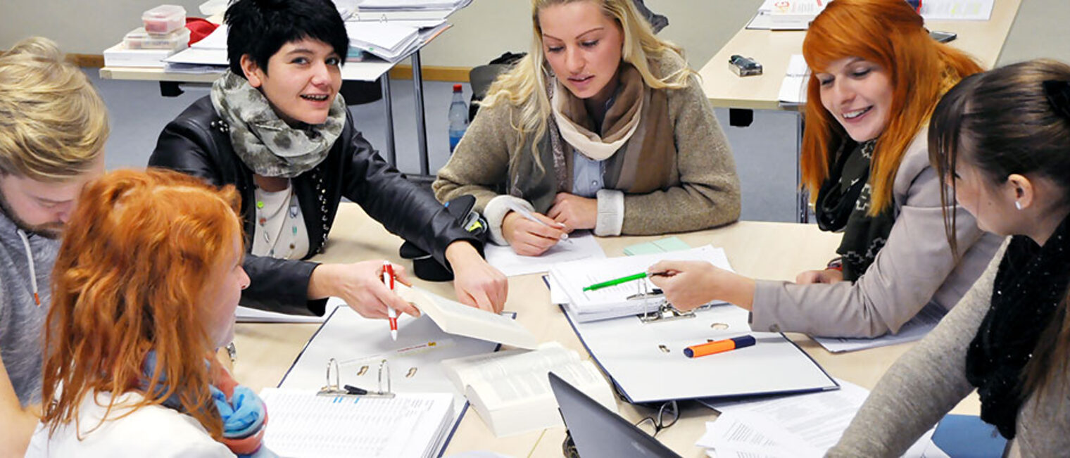 Auf dem Foto von links nach rechts: Andreas Kessler (Sachbearbeiter bei Schaeffler Technologies AG & Co. KG), Carina Hartung (Rechtsanwaltsfachangestellte bei Rechtsanwälte Kubik & Kollegen), Caroline Graf (Chefsekretärin bei Fliesen Fritzges GmbH), Olga Neb (Telefonistin Outbound bei VR-Service direkt eG), Bernadette Köth (Firmenkundenberaterin der AOK Bayern), Saskia Fischer (Kundenberaterin bei Sparkasse Bad Neustadt). Auf dem Foto von links nach rechts: Andreas Kessler (Sachbearbeiter bei Schaeffler Technologies AG & Co. KG), Carina Hartung (Rechtsanwaltsfachangestellte bei Rechtsanwälte Kubik & Kollegen), Caroline Graf (Chefsekretärin bei Fliesen Fritzges GmbH), Olga Neb (Telefonistin Outbound bei VR-Service direkt eG), Bernadette Köth (Firmenkundenberaterin der AOK Bayern), Saskia Fischer (Kundenberaterin bei Sparkasse Bad Neustadt).